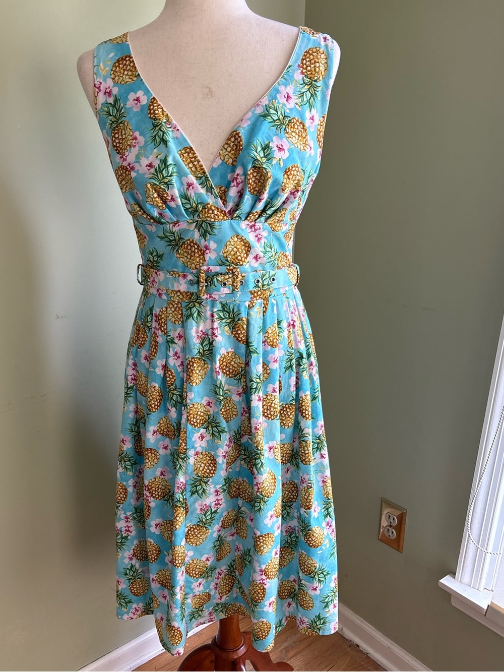 Victory Parade by Limb Retro Look V-Neck Sundress. Pineapple motif  Size 6 Great